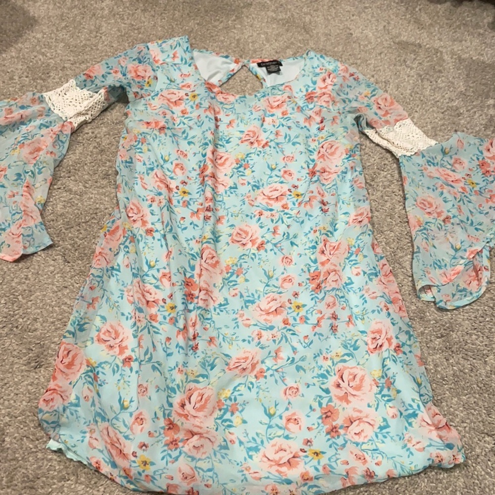 Boutique floral Short dress! Gorgeous sleeves
